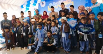 Nampak puluhan anak perserta khitanan massal di Desa Gunung Kencana.