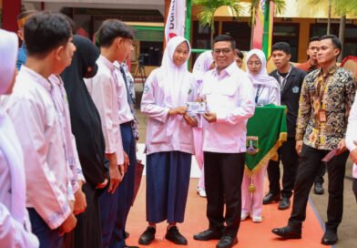 Gubernur Banten Andra Soni Serahkan Buku Tabungan Program Sekolah Gratis Tahun Ajaran 2025/2026