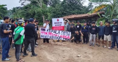 Nampak perwakilan warga melakukan penyegelan
