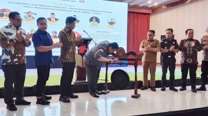 Bawaslu saat menabuh gong tanda dimulainya acara penguatan kelembagaan Outlook Pemilu dan Pemilihan Tahun 2029.