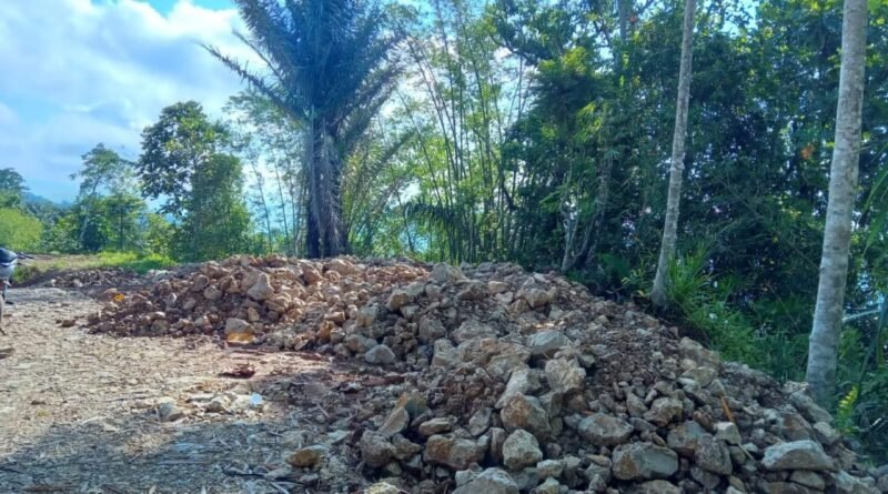 Nampak Batu berserakan dilahan milik warga