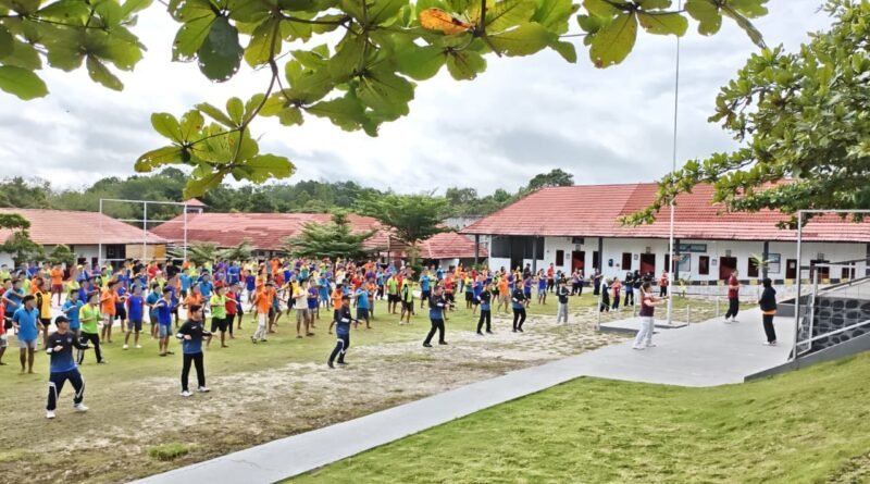 Gerak Bersama, Semangat Bersama: WBP dan Jajaran Pegawai Rutan Tamiang Layang Gelar Senam Pagi Rutan Kelas IIB Tamiang Layang melaksanakan kegiatan senam pagi bersama WBP dan jajaran pegawai di lapangan blok hunian,Jum'at (12/12).