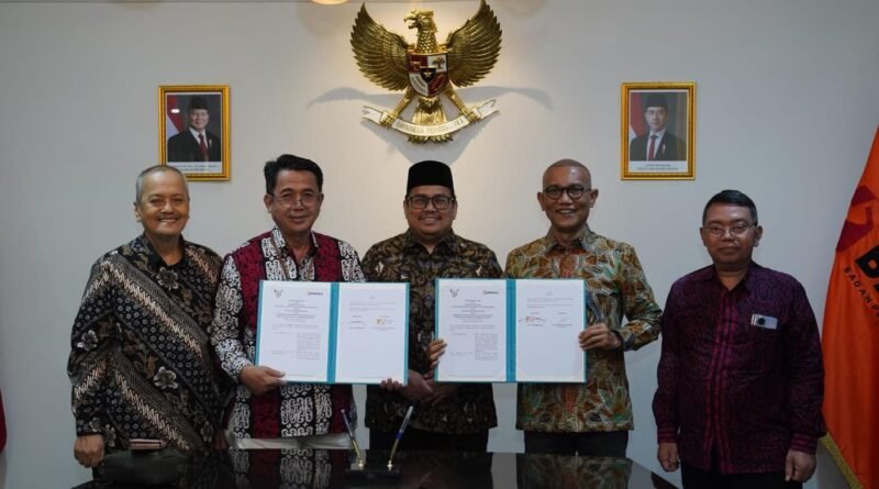 Keterangan Foto (kiri-kanan) Prof. Dr. Wazin, M.Si, Prof. Dr. Wasehudin, M.Si, Dr. Rahmat Bagja, SH., LLM Drs. Ferdinan Eskol Sirait, MH., ME, M,si dan Prof. Dr. Itang, MA