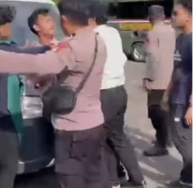 Demo Didepan Lapas Berakhir Ricuh Antara Masa dan Petugas Demo Didepan Lapas Berakhir Ricuh Antara Masa dan Petugas