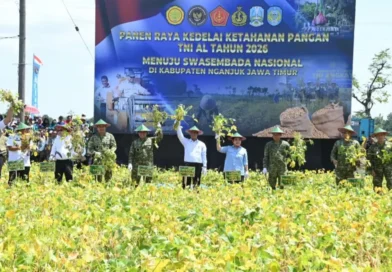 Panglima TNI Bersama Menteri Pertanian Melaksanakan Panen Raya Kedelai Ketahanan Pangan TNI AL di Nganjuk