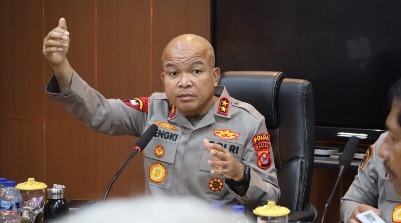 Kapolda Banten Irjen Pol Hengki memimpin Rapat Koordinasi (Rakor) strategis mengenai pembatasan jam operasional kendaraan angkutan tambang mineral bukan logam dan batuan di wilayah hukum Polda Banten.