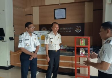 Dukung Pembinaan Kemandirian, Lapas Purwokerto Tampilkan Produk Warga Binaan di Kanim Cilacap