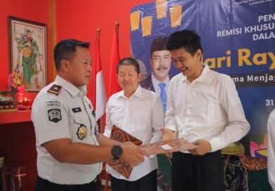 Hadirkan Harapan Baru Bagi Warga Binaan, Lapas Kelas I Tangerang Serahkan Remisi Khusus Waisak dan Remisi Khusus Di Atas 70 Tahun Hadirkan Harapan Baru Bagi Warga Binaan, Lapas Kelas I Tangerang Serahkan Remisi Khusus Waisak dan Remisi Khusus Di Atas 70 Tahun