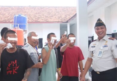 Peringati Hari Lahir Pancasila, Lapas Kelas IIA Serang Bagikan Voucher Wartelsuspas untuk Warga Binaan Peringati Hari Lahir Pancasila, Lapas Kelas IIA Serang Bagikan Voucher Wartelsuspas untuk Warga Binaan