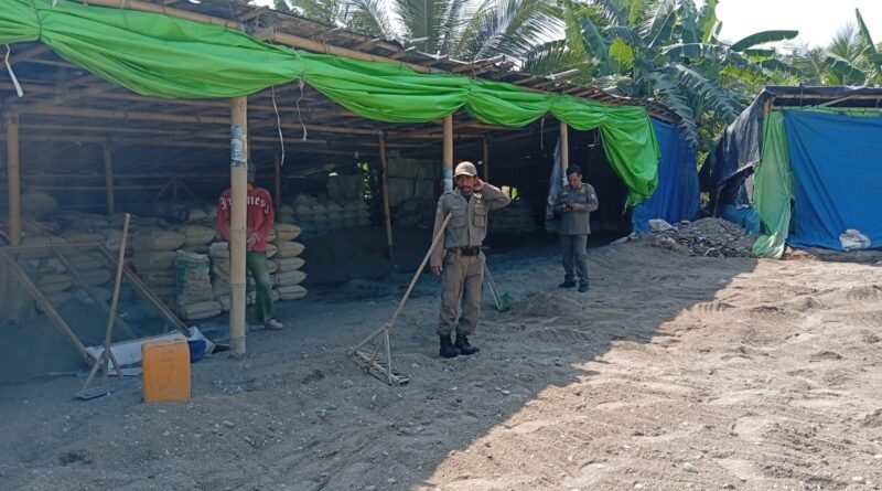 Caption Poto : Satpol PP Lebak saat sidak ko lokasi galian pasir ilegal di Lebak Selatan