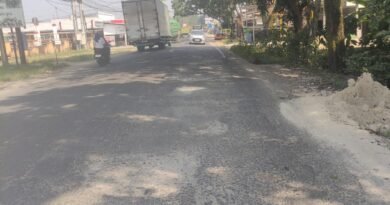 Caption Poto : Ruas jalan Nasional tepatnya di Kampung Pasir Jati mengalami kerusakan.
