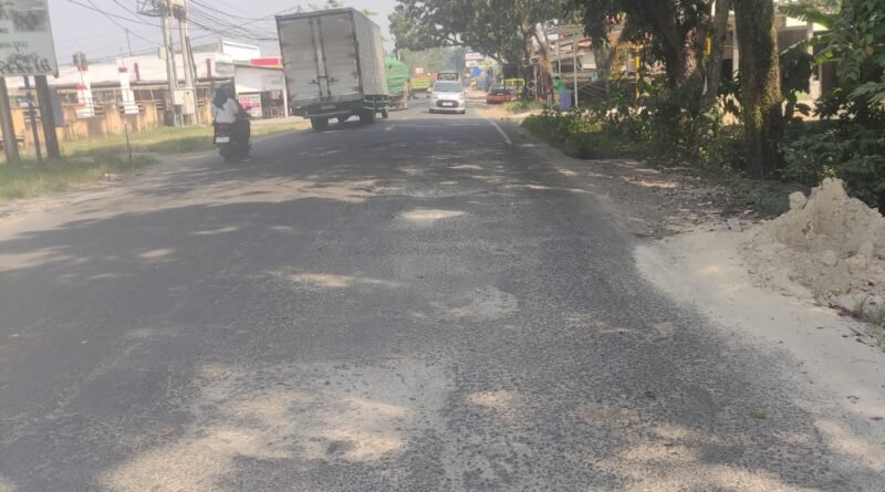 Caption Poto : Ruas jalan Nasional tepatnya di Kampung Pasir Jati mengalami kerusakan.