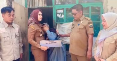 Wali Kota Salurkan Bantuan Rumah Roboh, Staf Ahli Wali Kota: Ini Bukti Kepedulian Beliau Wali Kota Salurkan Bantuan Rumah Roboh, Staf Ahli Wali Kota: Ini Bukti Kepedulian Beliau