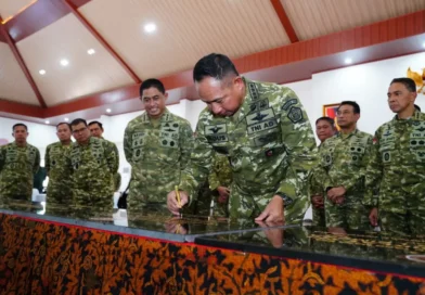 Panglima TNI Pimpin Pengesahan Doktrin “Perisai Trisula Nusantara”, Tegaskan Adaptasi TNI Hadapi Perang Modern Panglima TNI Pimpin Pengesahan Doktrin “Perisai Trisula Nusantara”, Tegaskan Adaptasi TNI Hadapi Perang Modern