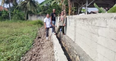 Caption Poto : Petani di Kampung Malangbong saat meninjau lokasi kegiatan Irpom