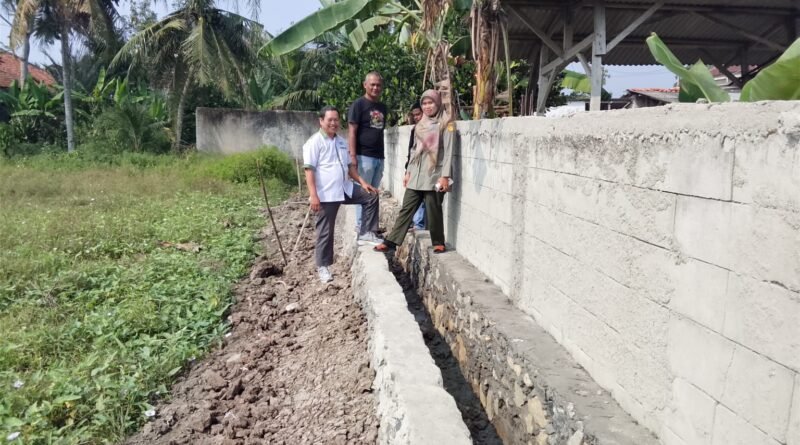 Caption Poto : Petani di Kampung Malangbong saat meninjau lokasi kegiatan Irpom