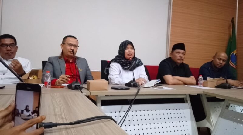 Caption Poto : Ketua DPRD Lebak didampingi kuasa hukum saat menggelar jumpa pers
