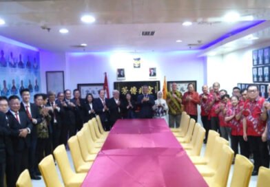 AM Putranto Terima Penghargaan Warga Kehormatan dari Marga Tho Makassar AM Putranto Terima Penghargaan Warga Kehormatan dari Marga Tho Makassar