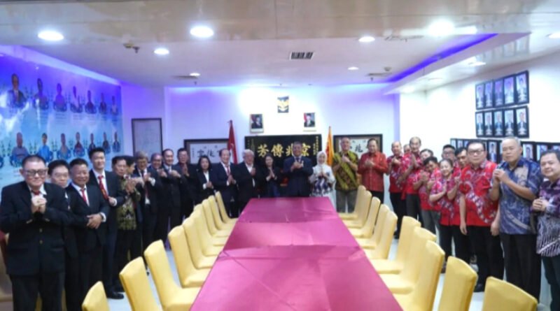 AM Putranto Terima Penghargaan Warga Kehormatan dari Marga Tho Makassar AM Putranto Terima Penghargaan Warga Kehormatan dari Marga Tho Makassar