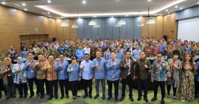 Gubernur Andra Soni Tegaskan Pemprov Banten Komitmen Ciptakan Iklim Usaha yang Baik Gubernur Andra Soni Tegaskan Pemprov Banten Komitmen Ciptakan Iklim Usaha yang Baik