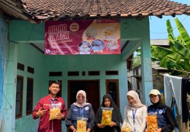 Kelompok 83 KKM Universitas Bina Bangsa Pendampingan Pembuatan Spanduk di Desa Cempaka