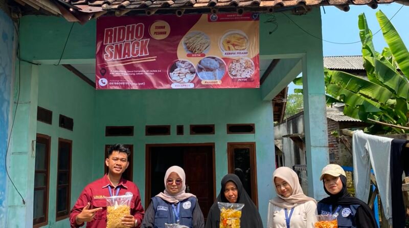 Kelompok 83 KKM Universitas Bina Bangsa Pendampingan Pembuatan Spanduk di Desa Cempaka