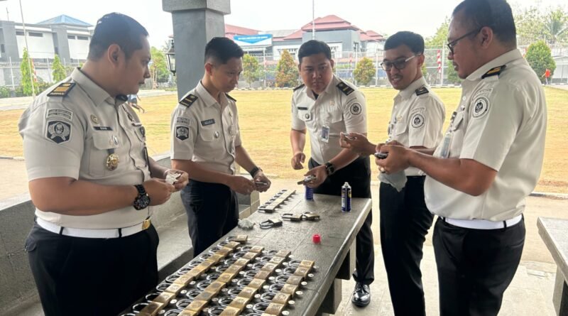 Pastikan Keamanan Tetap Optimal, Petugas Lapas Cilegon Lakukan Pemeriksaan dan Perawatan Gembok Blok Hunian Pastikan Keamanan Tetap Optimal, Petugas Lapas Cilegon Lakukan Pemeriksaan dan Perawatan Gembok Blok Hunian