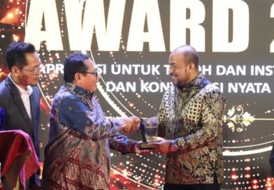 Dirut Bank Aceh Raih SMSI Aceh Award: Penggerak Ekonomi Daerah melalui UMKM dan Industri Kreatif Dirut Bank Aceh Raih SMSI Aceh Award: Penggerak Ekonomi Daerah melalui UMKM dan Industri Kreatif