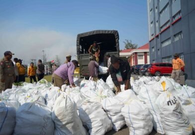 Gubernur Tabo Lepas Bantuan Sukarela ASN Papeg untuk Masyarakat Kuyawage dan Nduga Barat