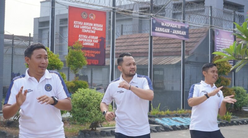 Lapas Purwokerto Gelar Senam Pagi Bersama Pegawai dan Warga Binaan untuk Jaga Kebugaran Lapas Purwokerto Gelar Senam Pagi Bersama Pegawai dan Warga Binaan untuk Jaga Kebugaran